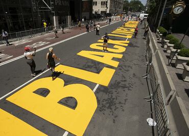 Video. Pintan "Black Lives Matter" frente a la Torre Trump