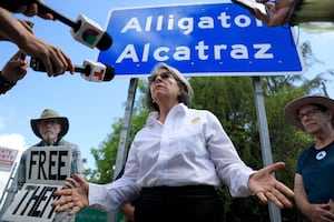 Crisis en Alligator Alcatraz: jueza ordena su cierre; Florida apelará mientras mantiene deportaciones de migrantes