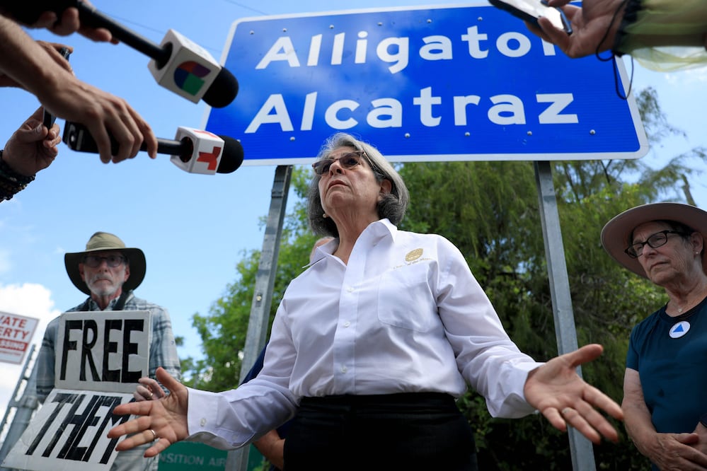 Crisis en Alligator Alcatraz: jueza ordena su cierre; Florida apelará mientras mantiene deportaciones de migrantes. Foto: AFP