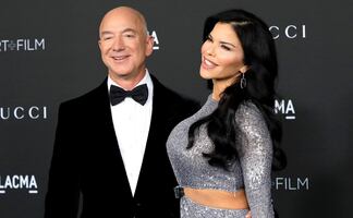 Novia de Jeff Bezos conquista con minivestido ‘nude’ en Malibú