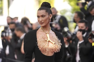 Bella Hadid seduce en Cannes con sexy y arriesgado vestido-joya
