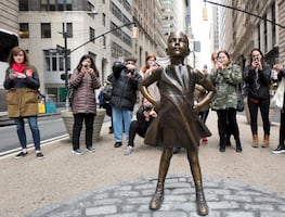 'La niña sin miedo', una estatua contra la desigualdad de género