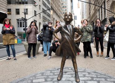 'La niña sin miedo', una estatua contra la desigualdad de género