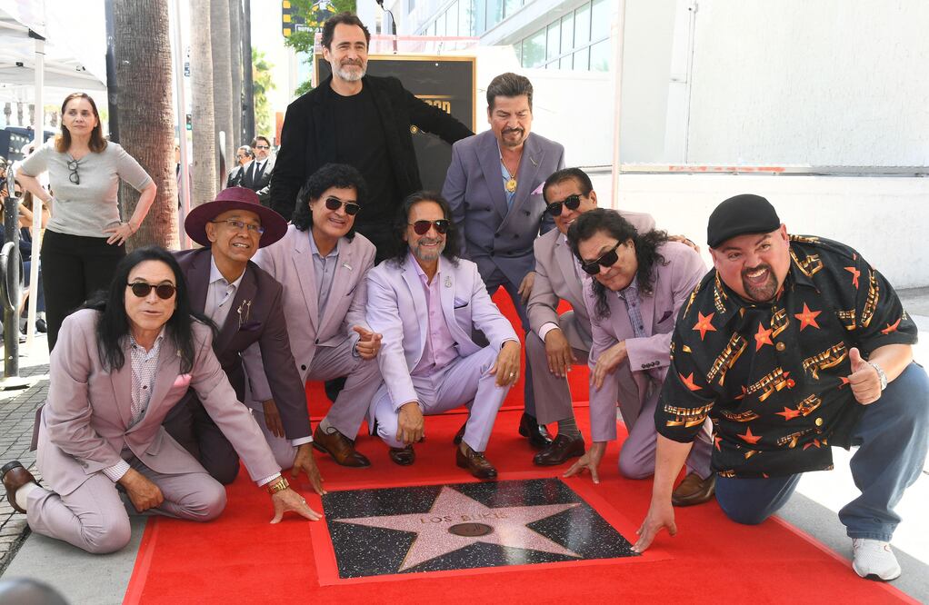 Los Bukis reciben estrella en Hollywood y se la dedican a los migrantes: “Son la fuerza silenciosa del país”. Foto: AFP