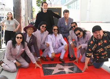 Los Bukis reciben estrella en Hollywood y se la dedican a los migrantes: “Son la fuerza silenciosa del país”