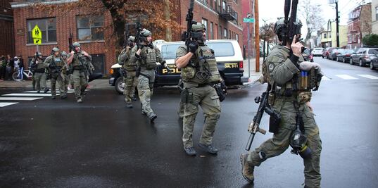 Un policía muerto y tres heridos en intenso tiroteo en Nueva Jersey