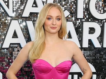 Captan a Sophie Turner embarazada en calles de California