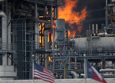 Se registra explosión e incendio en una refinería de Pemex en Deer Park, Texas