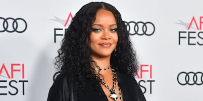 Rihanna ‘rompe’ el internet con sesión en atrevida lencería roja y deslumbra a seguidores