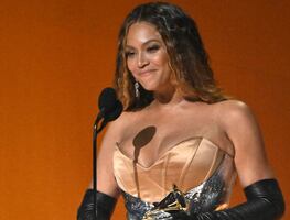 Beyoncé ‘olvida’ la ropa interior y arrasa con vestido transparente de cristales