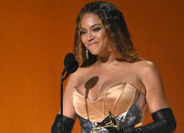 Beyoncé ‘olvida’ la ropa interior y arrasa con vestido transparente de cristales