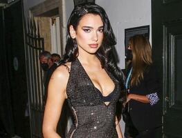 Dua Lipa deslumbra con bra 'joya' y falda traslúcida en su cumpleaños