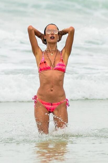 Alessandra Ambrosio presume ‘abs’ con pequeño bikini rosa