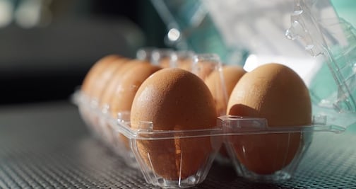 ¿Por qué los estadounidenses guardan los huevos en el refrigerador?