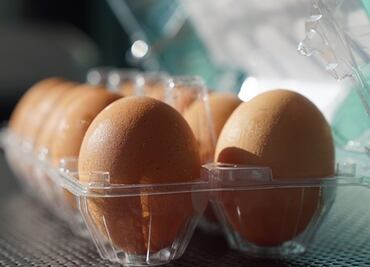 ¿Por qué los estadounidenses guardan los huevos en el refrigerador?