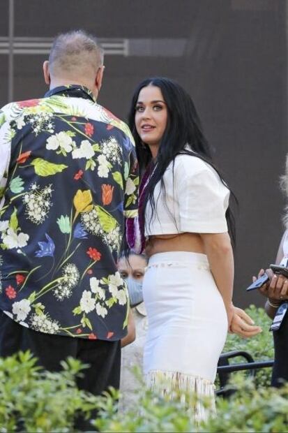 Katy Perry conquista Hawái con top ‘underboob’ y falda ajustada 