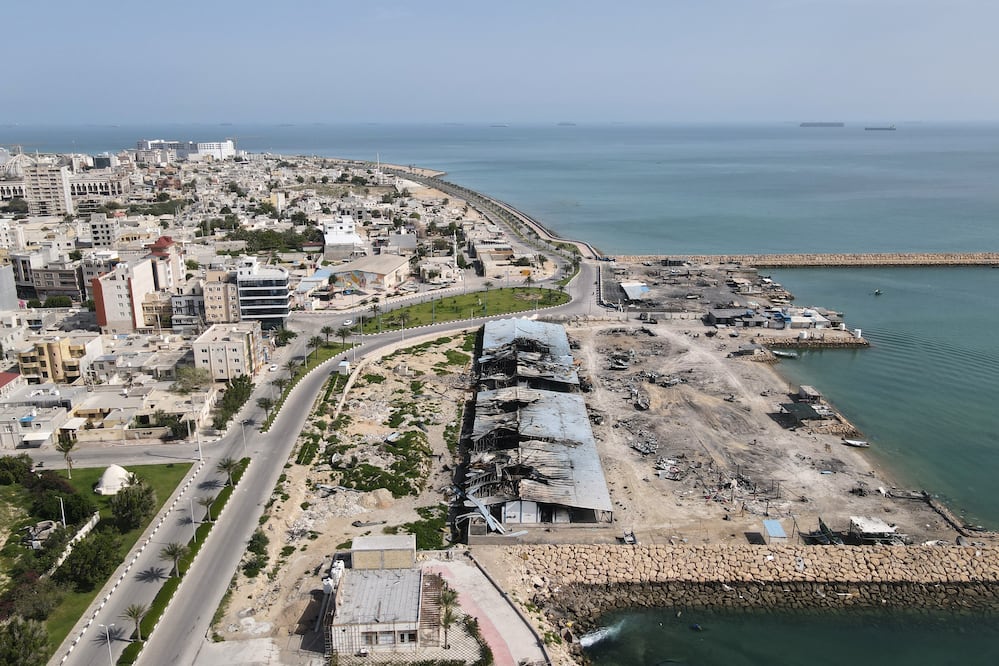 Irán vuelve a cerrar el estrecho de Ormuz ante el bloqueo de sus puertos por parte de EU. Foto:  (AP Foto/Asghar Besharati)