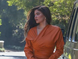 Kylie Jenner presume su embarazo en gala de la NYFW