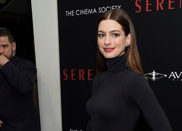 Anne Hathaway impacta con falda traslúcida en Nueva York