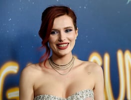 Bella Thorne posa con su top más pequeño y falda transparente