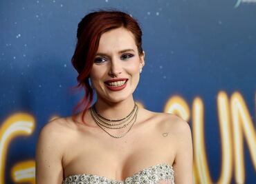 Bella Thorne posa con su top más pequeño y falda transparente