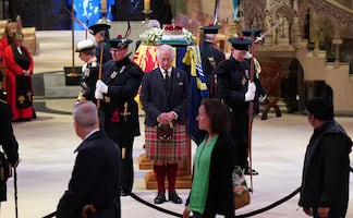Los hijos de Isabel II montan guardia de honor junto al féretro de su madre