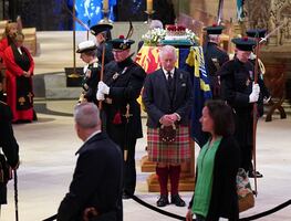 Los hijos de Isabel II montan guardia de honor junto al féretro de su madre