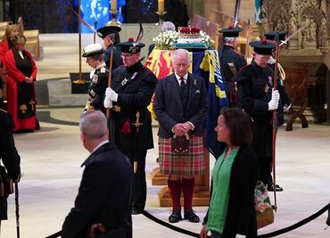 Los hijos de Isabel II montan guardia de honor junto al féretro de su madre