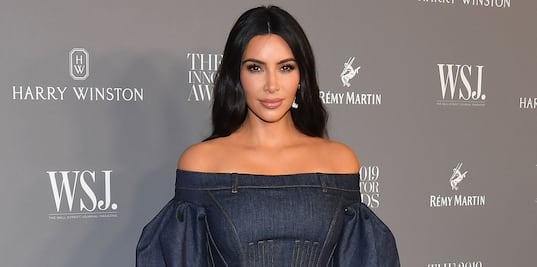 Kim Kardashian delinea sus curvas con ajustado atuendo de mezclilla