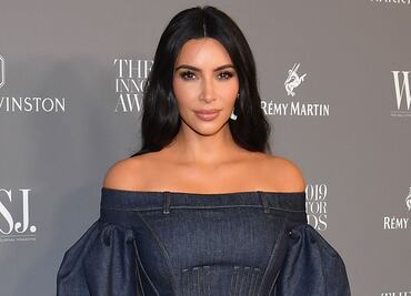 Kim Kardashian delinea sus curvas con ajustado atuendo de mezclilla