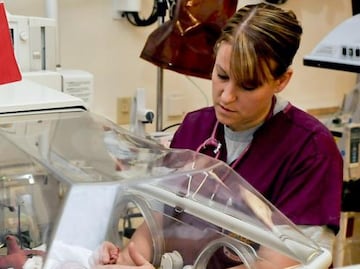 Canadá busca a mexicanos para trabajar como enfermeros; paga $48,000