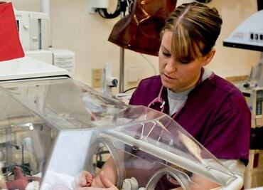 Canadá busca a mexicanos para trabajar como enfermeros; paga $48,000