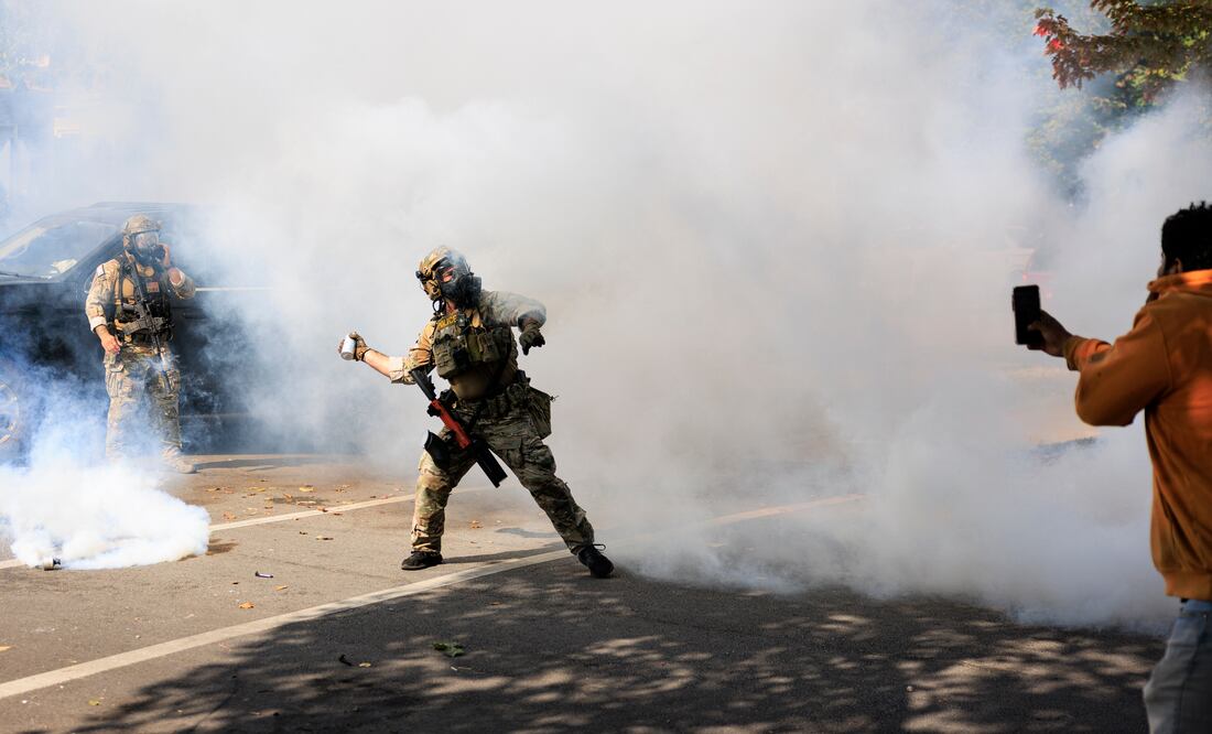 Agentes de ICE lanzan gas lacrimógeno en Chicago tras enfrentamiento con residentes. Foto: Anthony Vazquez/Chicago Sun-Times via AP
