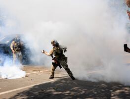 ¡Indignación en redes! Agentes de ICE lanzan gas lacrimógeno en Chicago tras enfrentamiento con residentes. VIDEO