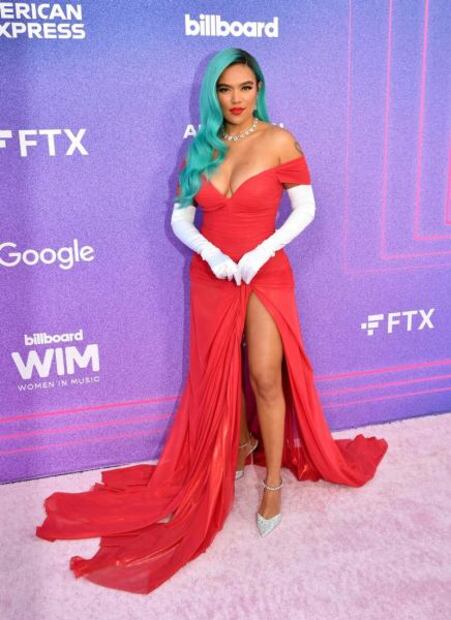 Karol G se luce con vestido de raja al estilo 'Jessica Rabbit' en los Billboard 