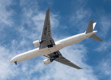 Hombre amenaza con degollar a asistente de vuelo en avión e intenta abrir puerta