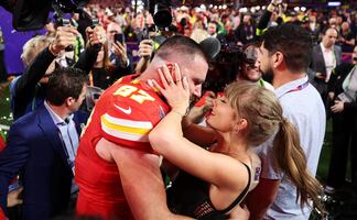 Taylor Swift se luce y le da a Travis Kelce 42 mil dólares en regalos por inicio de la temporada con la NFL