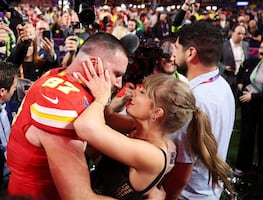 Taylor Swift y Travis Kelce celebran el campeonato de los Chiefs en afterparty al tono de ‘Love Story’