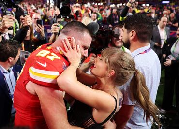 Taylor Swift y Travis Kelce celebran el campeonato de los Chiefs en afterparty al tono de ‘Love Story’