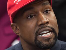 Video. No sólo Bad Bunny, Kanye West arroja teléfono de mujer en plena discusión