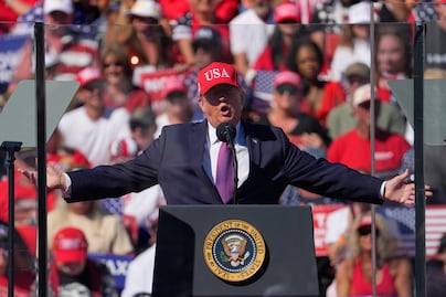 Trump lanza polémica amenaza contra filtradores de información clasificada: “Se les debería disparar”
