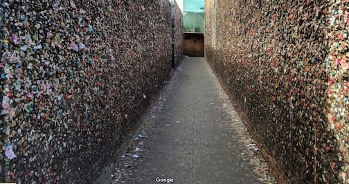 El callejón de California que está totalmente cubierto de chicle masticado