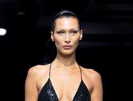 Bella Hadid acapara miradas con vestido de escote profundo en Nueva York