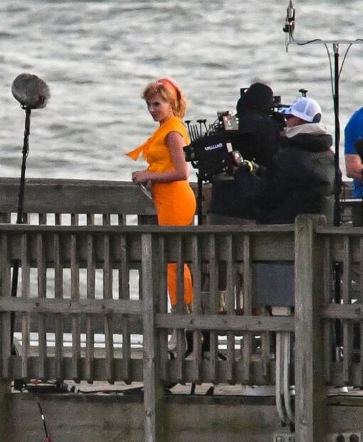Scarlett Johansson delínea su figura con jumpsuit durante rodaje de ‘Project Artemis’