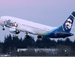 Arrestan a hombre por no usar cubrebocas y golpear a azafata a bordo de avión