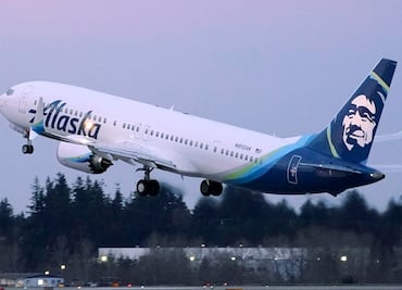 Arrestan a hombre por no usar cubrebocas y golpear a azafata a bordo de avión