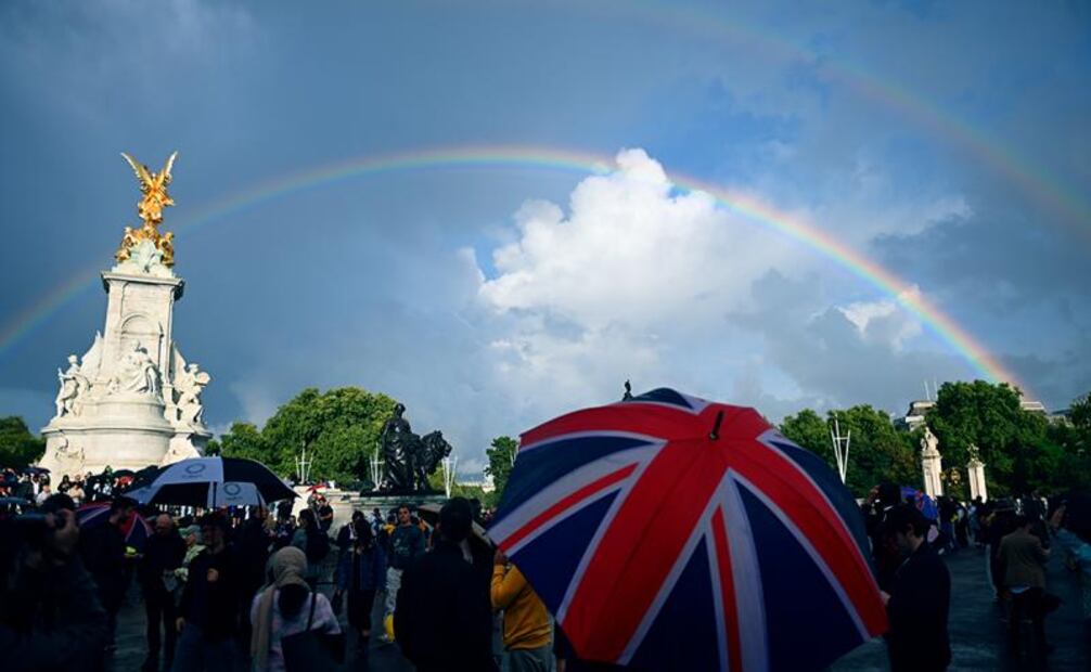 Y hasta el cielo de Londres lloró por su Reina Isabel II