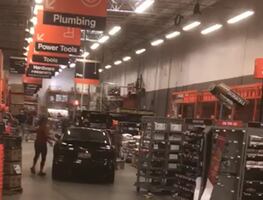 Mujer irrumpe con automóvil en tienda de Alabama para robar mercancía