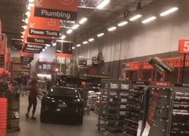 Mujer irrumpe con automóvil en tienda de Alabama para robar mercancía