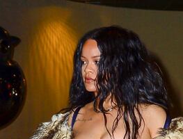 Rihanna luce sus curvas con ajustado top strapless en Nueva York